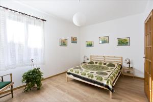 パレルモにあるil geranio bluの白い壁のベッドルーム1室(ベッド1台付)