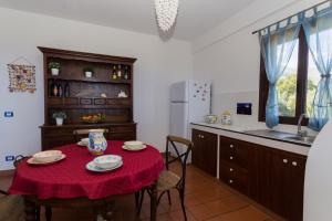 Cuisine ou kitchenette dans l'établissement Villa Valmar Scopello