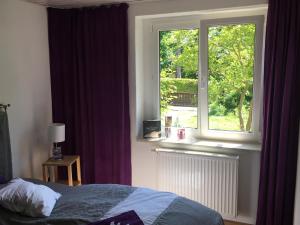 1 dormitorio con cama y ventana en Ferienwohnung Sonja am Weinberg, en Radebeul