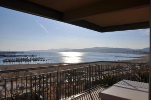 un balcón con vistas a la playa y al océano. en El Piset de Palamós en Palamós