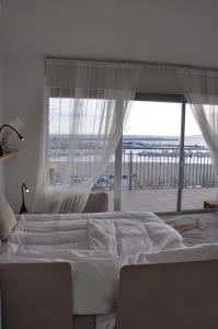 1 dormitorio con cama grande y ventana grande en El Piset de Palamós, en Palamós