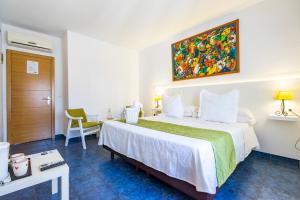 een slaapkamer met een groot bed met een schilderij aan de muur bij Elcano in Málaga