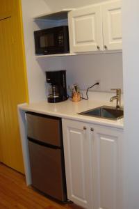 a kitchen with a sink and a microwave at Ô Bois Dormant B&B in Magog-Orford