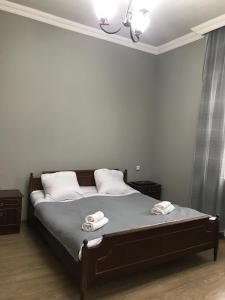 una camera da letto con un letto con due asciugamani sopra di Ana House a Makhinjauri