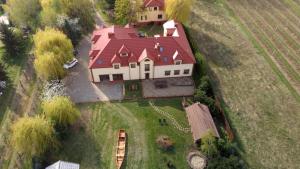 una vista aérea de una casa grande con techo rojo en Gościniec Koćmierzów, en Sandomierz