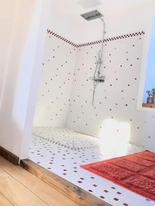 a room with a wall with polka dots at Chambre à la ferme in Précy-le-Sec