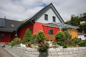 バート・シャンダウにあるFewo Ehrlich Sächs. Schweizの赤白の家