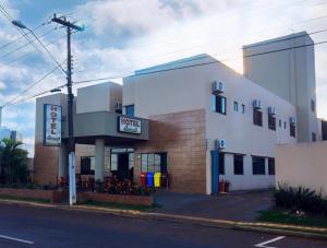 a building on the corner of a street at Hotel Sarandi in Foz do Iguaçu