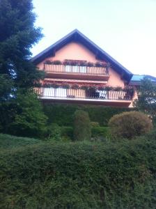 een huis met een balkon aan de zijkant bij GITE CHEZ JEAN PAUL in Fréland