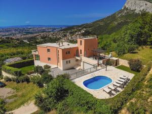 - une vue aérienne sur une maison avec une piscine dans l'établissement Villa Solin, à Solin