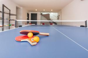 a ping pong racket and fruit on a ping pong table at Nyumba ya Sun in Cala Tarida
