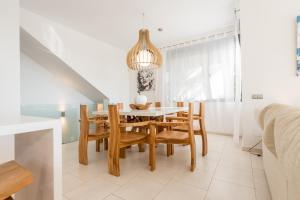 a dining room with a table and chairs at Nyumba ya Sun in Cala Tarida