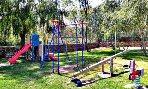 - une aire de jeux colorée dans un parc dans l'établissement Entrerrobles, à Valdeavellano de Tera