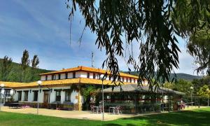 un bâtiment avec un restaurant dans un parc dans l'établissement Entrerrobles, à Valdeavellano de Tera