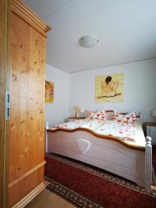 エアフルトにあるFerienwohnungen Ludolphのベッドルーム1室(大型ベッド1台、女性1名が座るベッド付)