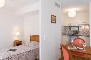 duas imagens de um quarto com uma cama e uma cozinha em MÉDICIS HOME DIJON LES PETITES ROCHES em Dijon