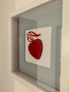 um coração vermelho em uma imagem em uma moldura em Dimora del cuore em Tirano
