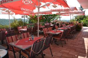 Restauracja lub miejsce do jedzenia w obiekcie Pension Restaurant Rosenberg