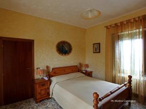 a bedroom with a bed and a window at Bed & Breakfast Garrupa in Marcellinara