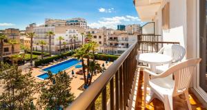 Bazén v ubytování Apartamentos Charlys Can Picafort nebo v jeho okolí