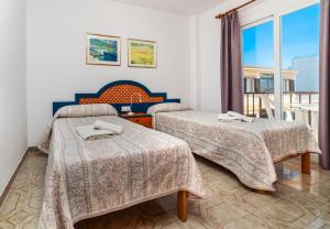 Postel nebo postele na pokoji v ubytování Apartamentos Charlys Can Picafort + 19 fotografií