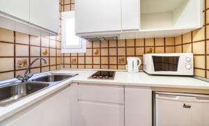 Kuchyň nebo kuchyňský kout v ubytování Apartamentos Charlys Can Picafort