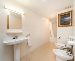 Koupelna v ubytování Apartamentos Charlys Can Picafort