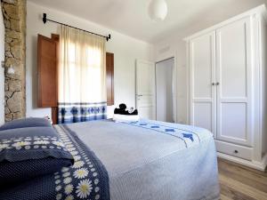 um quarto com uma cama grande e uma janela em Villa Menhir em Lotzorai