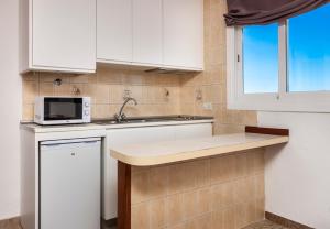 Kuchyň nebo kuchyňský kout v ubytování Apartamentos Charlys Can Picafort