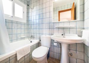 Koupelna v ubytování Apartamentos Charlys Can Picafort