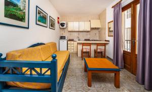 Kuchyň nebo kuchyňský kout v ubytování Apartamentos Charlys Can Picafort