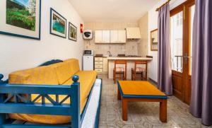 Kuchyň nebo kuchyňský kout v ubytování Apartamentos Charlys Can Picafort