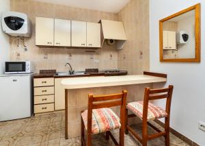 Kuchyň nebo kuchyňský kout v ubytování Apartamentos Charlys Can Picafort