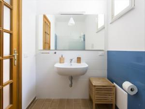 パレルモにあるil geranio bluのバスルーム(洗面台、鏡付)