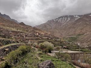 vistas a una montaña con una ciudad en un valle en Gite Angour Tacheddirt, en Tacheddirt