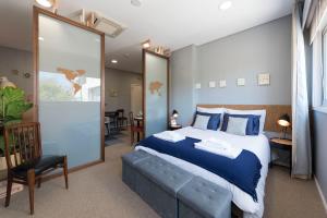 een slaapkamer met een groot bed en een blauwe deken bij CN150 boutique studio, charming flat in Porto