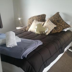 מיטה או מיטות בחדר ב-Waihakeke Cottage