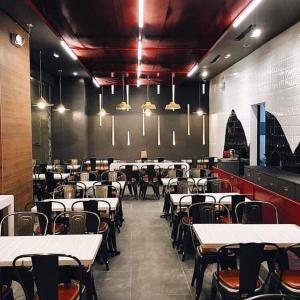 een eetkamer met tafels en stoelen bij SAN LORENZO PLACE 2BR 29-E by LARICO in Manilla