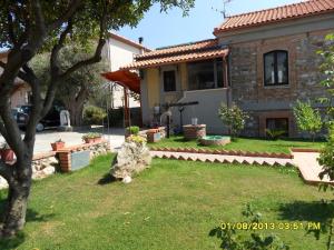 a house with a rock in the yard at Bed & Breakfast Garrupa in Marcellinara