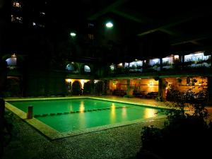 una piscina vuota di notte con luci di Hotel Restaurant Bujtina e Gjelit a Tirana