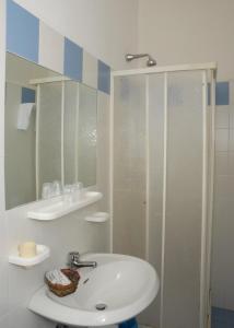 y baño con lavabo y ducha. en Residence Ducale, en Rodi Garganico