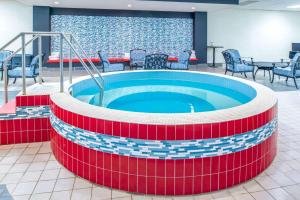 Bazén v ubytování Ramada by Wyndham Saskatoon nebo v jeho okolí