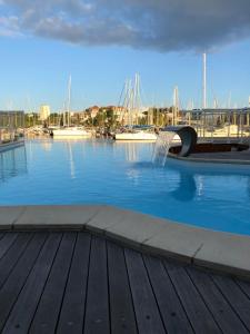 สระว่ายน้ำที่อยู่ใกล้ ๆ หรือใน superbe villa au bord de la mer, piscine, ponton privé