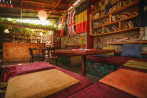 Salon ili bar u objektu The Wanderers Hostel