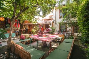patio con mesa y sillas en The Wanderers Hostel en Shkodër