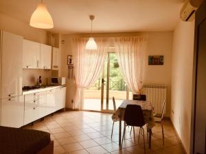 a kitchen and dining room with a table and chairs at La Perla in Silvi Marina