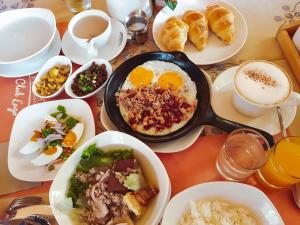 una mesa con platos de comida y una sartén de huevos en Toscana Hotel La Casetta, en Mu Si