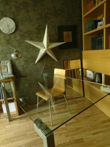une table en verre dans une pièce avec une étoile sur le mur dans l'établissement Olga apartment, à Riga