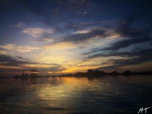 Un tramonto su un corpo d'acqua con il cielo di Agriturismo Baglio Donnafranca Wine Resort a Marsala