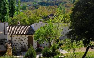 ネルピオにあるCASA RURAL "LOS CASARES"の白い建物